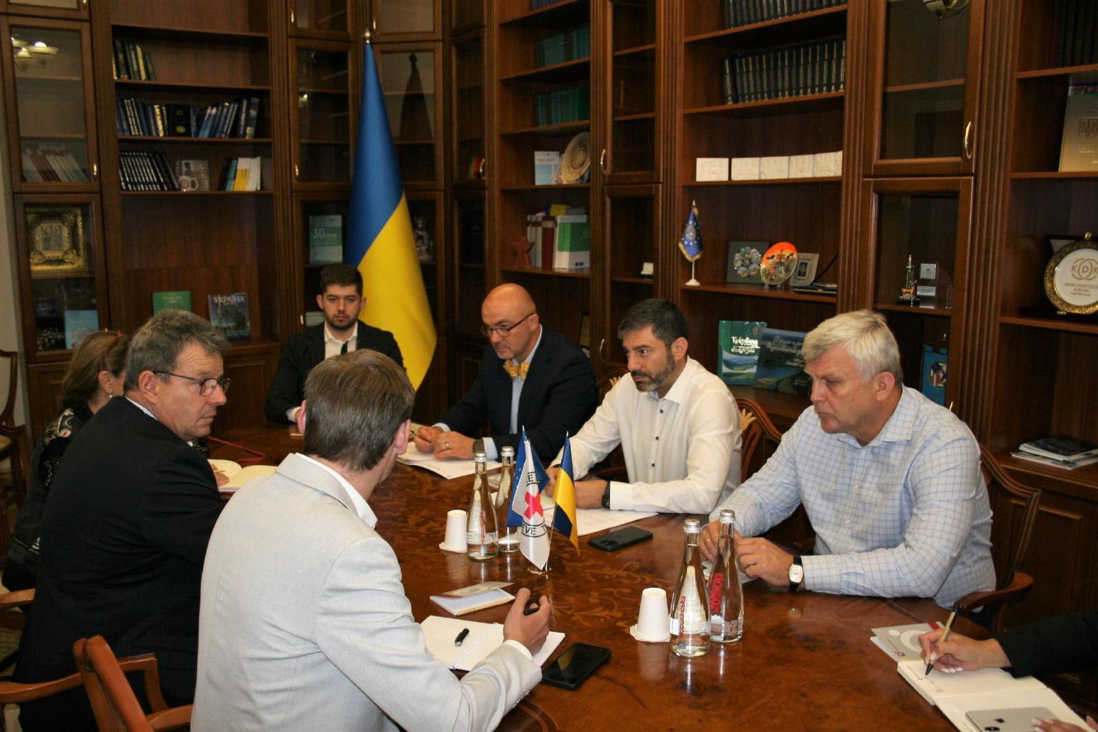Уповноважений Верховної Ради України з прав людини Дмитро Лубінець провів робочу зустріч з Головою МКЧХ в Україні Паскалем Хундтом