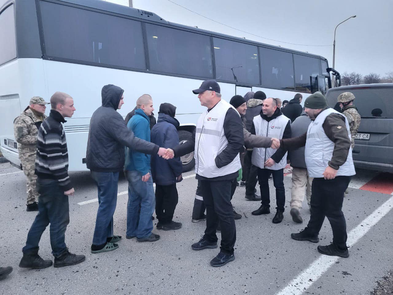 Ще 35 українських військовослужбовців та один цивільний повернулися з російського полону