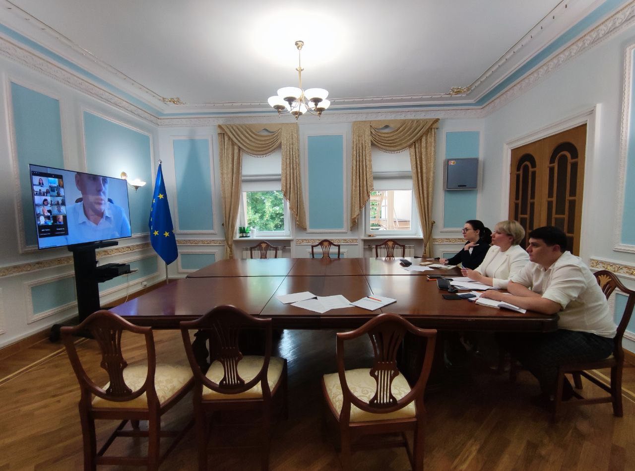 Питання додержання права дітей ВПО на отримання допомоги на проживання: Представник Уповноваженого Ольга Алтуніна провела зустріч з представниками міністерств, керівників Черкащини